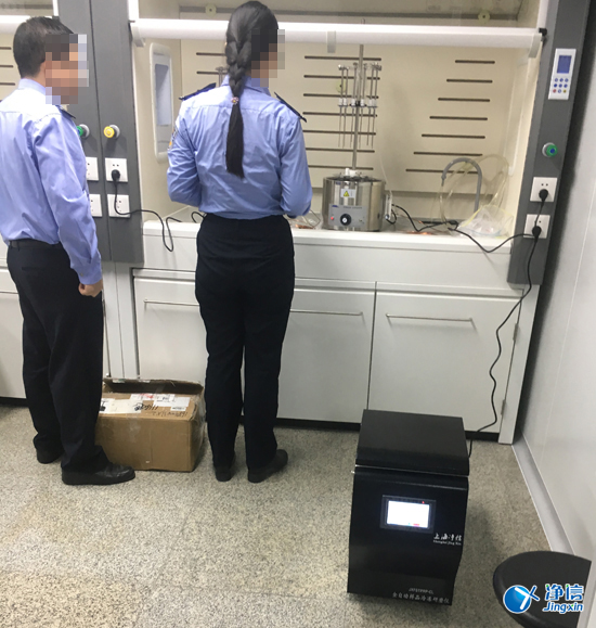 工作人員進(jìn)行檢測(cè)中